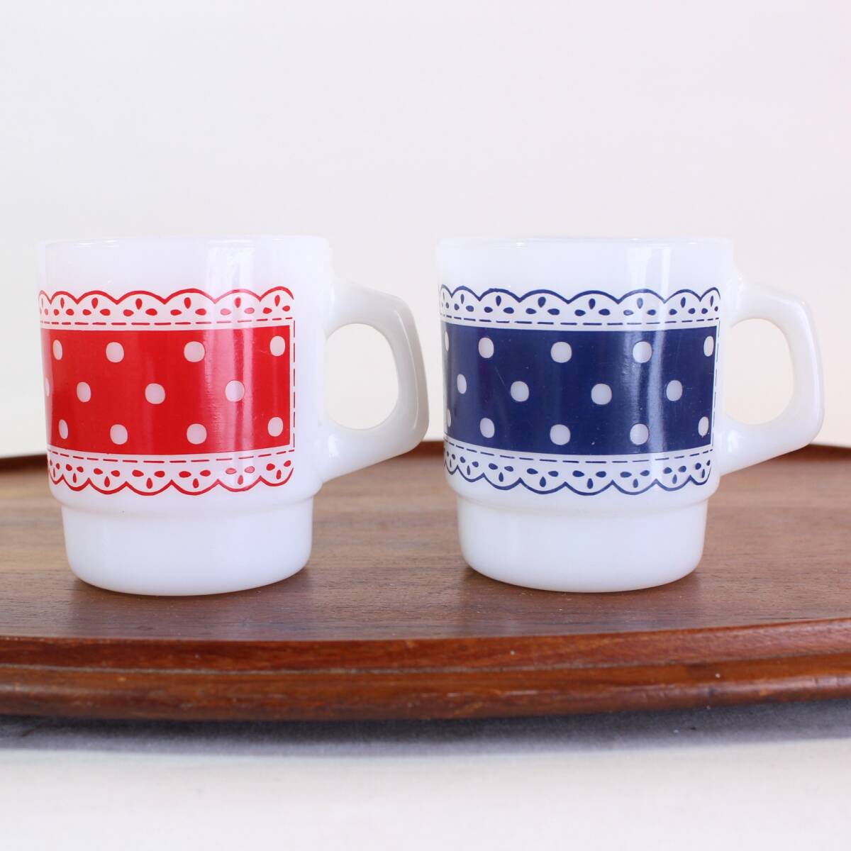【送料無料】1960～76年頃 * 2個セット ファイヤーキング FIRE KING レースドット 2色セット 赤 青 ヴィンテージ マグ マグカップ
