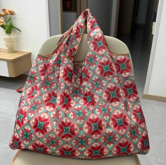 ■新品■エコバッグ【赤い花】レッド　大容量　コンパクト　簡単　　かわいい　便利　ショッピングバッグ