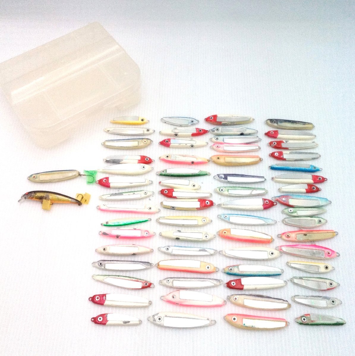 釣具 ジグ 約63個 保管品まとめ フィッシング 釣り具 重り 重し 魚型 ルアー 中古 ケース付 計3kg【道楽札幌】