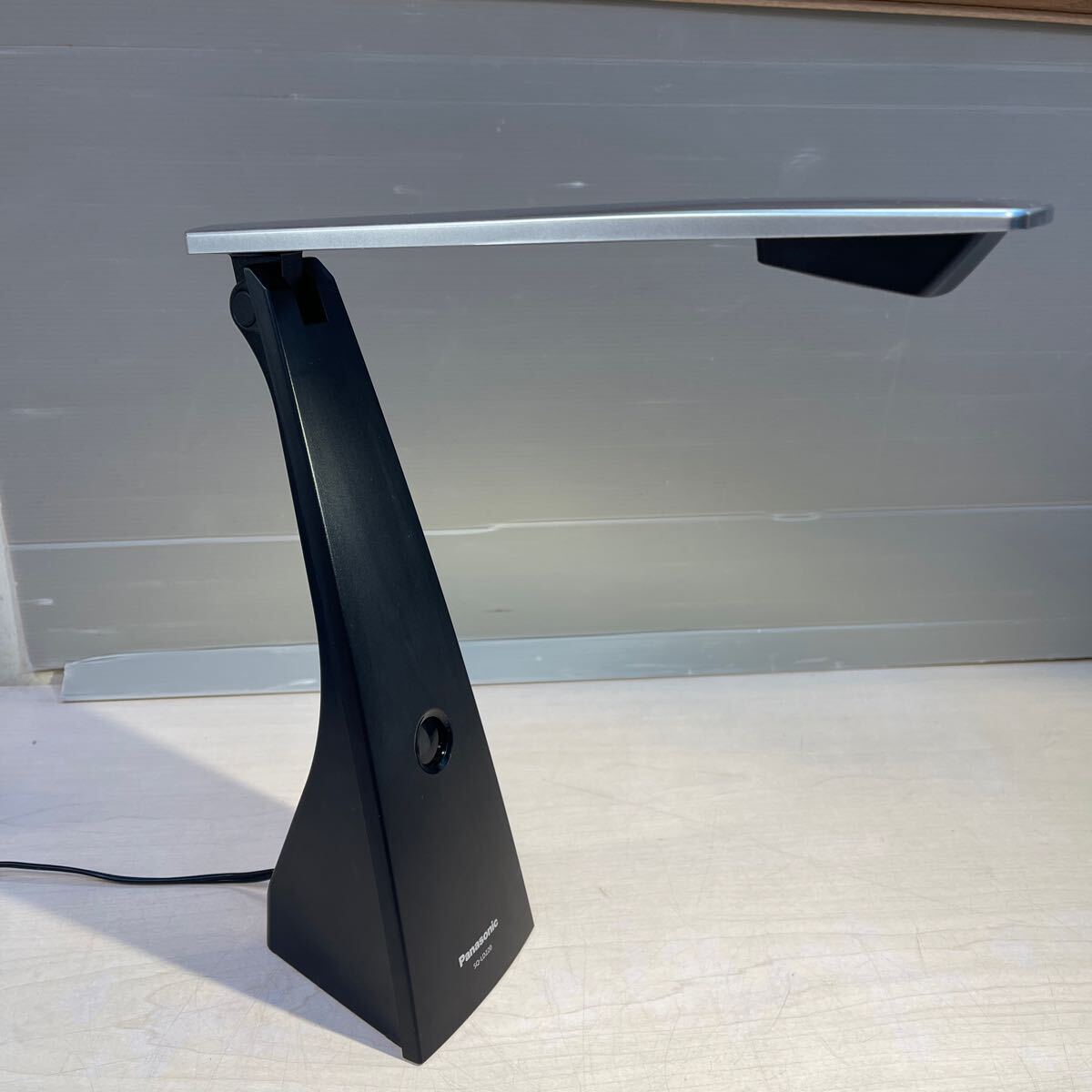Panasonic LED デスクライトSQ-LD220-S ブラック&シルバー　2016年製 最大高さ約39cm セード部約30.5cm奥行約11cm コード1.7m 52-2