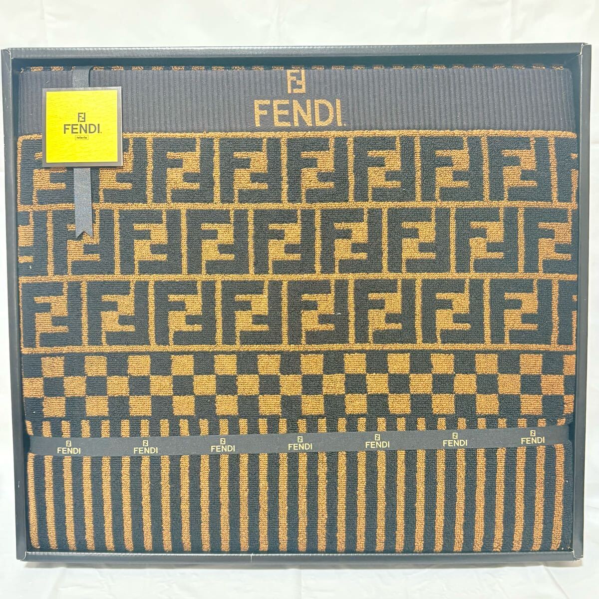 美品未使用　FENDI フェンディ　タオルケット　ブランケット　140×200cm ズッカ柄　FF柄　人気カラー　ブラウン