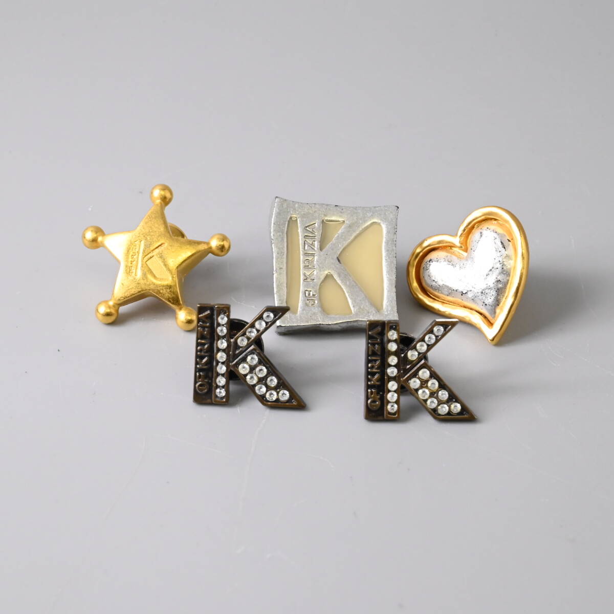 〇0542_02 KRIZIA クリッツィア まとめて ピンバッジ K OF KRIZIA アクセサリー