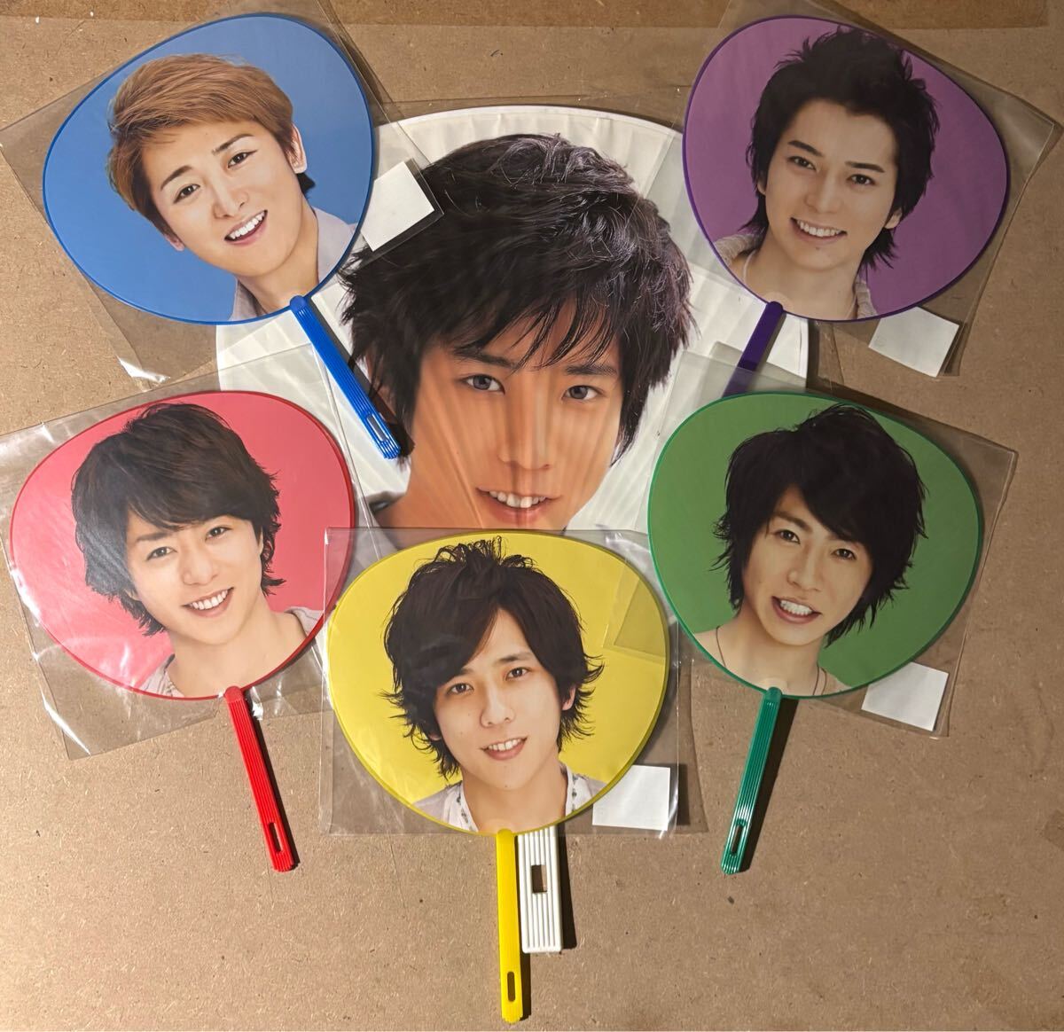 嵐うちわ　大うちわ1本とミニうちわ5本メンバーぜんいん　未開封品　大うちわに難あり、説明をお読みください　