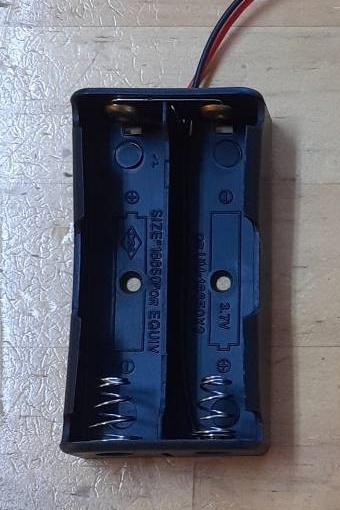 18650乾電池２P（並列接続用）バッテリー収納ケースリード線付プラスチック製ボックスホルダー！