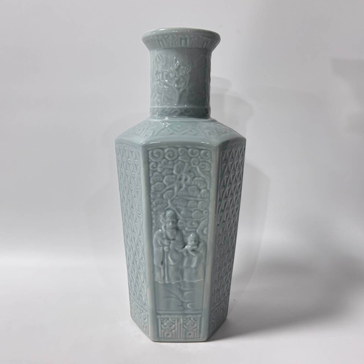 【62428Q】無銘 産地 窯元 作者不明 青釉 青磁 六角花瓶 福禄寿？ 山河楼閣文 高さ38.8cm 花器 花入 花生 華道具 茶道具 経年保管品 現状品