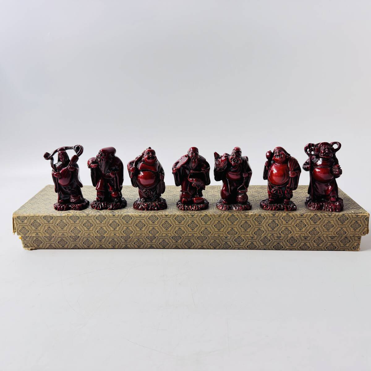 【10055Q】七福神 銘木？樹脂製？ 精密彫刻 弁財天 福禄寿 布袋尊 寿老人 戎尊 大黒天 毘沙門天 縁起物 仏教美術 中国美術 中国古玩 現状品