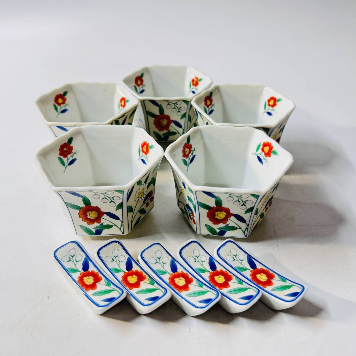 【62487Q】未使用 有田焼 吾山窯 暮らしの器 六角豆小鉢 箸置き 草花文 5客 経年保管品 現状品