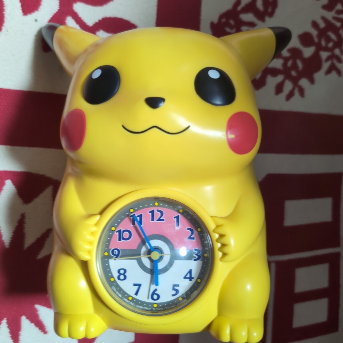 訳あり おしゃべりピカチュウ目覚まし時計(奥)