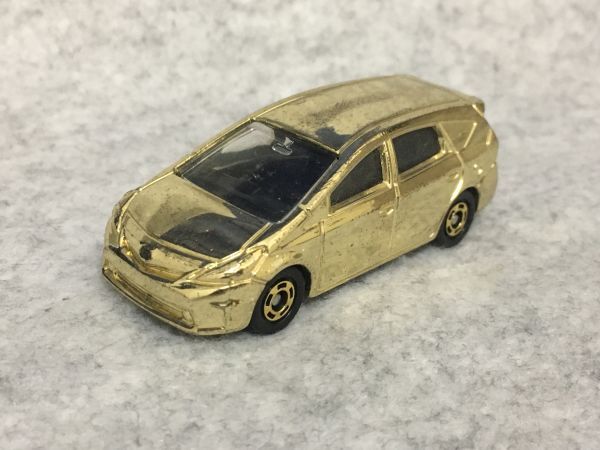 【中古】トミカ トヨタ プリウスα 2011 No.86 ゴールドメッキ 塗装ダメージあり TOMICA