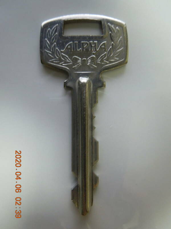古い鍵 ALPHA / 昭和レトロ アンティーク / リボン柄 おしゃれ鍵 可愛い