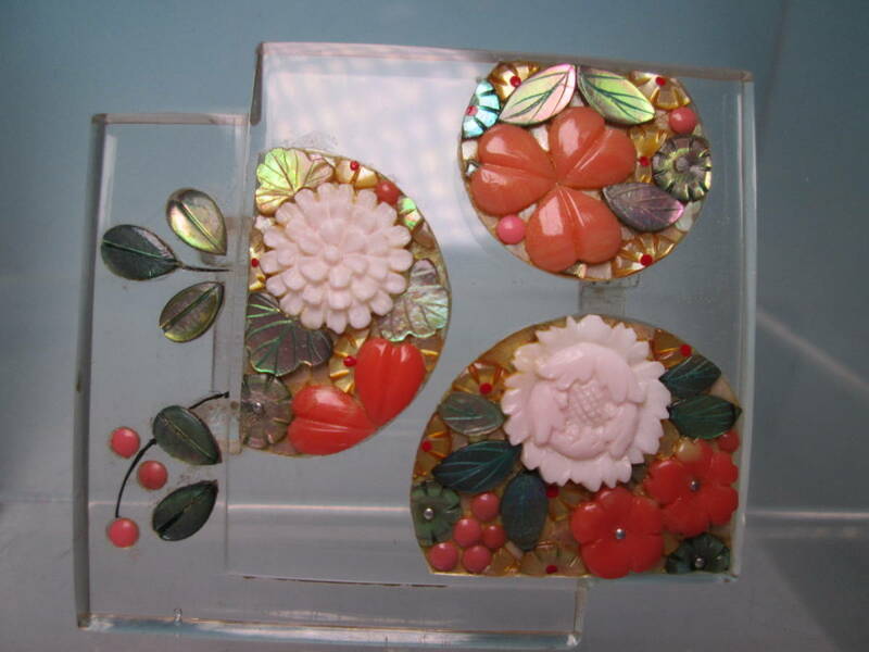【江月】樹脂製 本珊瑚と螺鈿細工の美しい花丸紋の帯留め