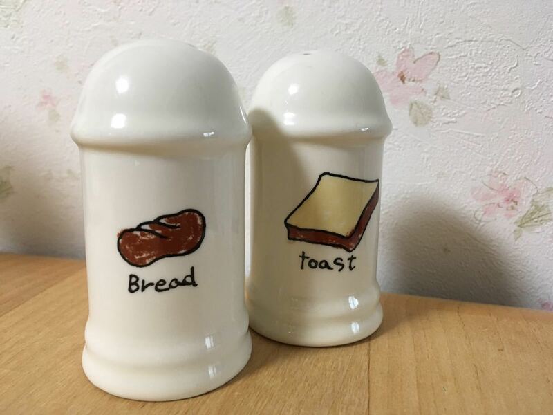未使用☆パン柄　ブレッド・トースト　ソルト&ペッパー入れ☆塩　胡椒入れ