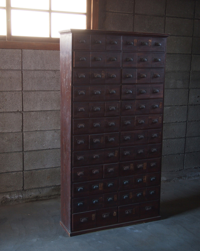 珍品 古い薬局の70杯木製薬棚 / ケビント 食器棚 古道具 レトロ 箪笥 和家具 古家具 収納棚