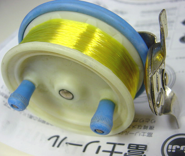 Fuji・25型////バニラ＆空色・ツートン■富士工業製片軸受式釣糸捲具 