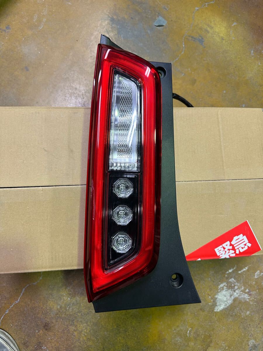 ホンダ N WGN 左テールランプ