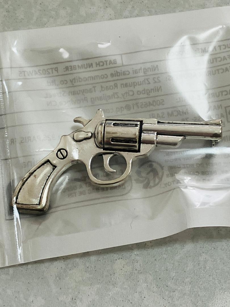 新品 送無★☆ピンバッジ　リアル リボルバー ピストル 銃 マグナム シルバー☆★カワイイ オシャレ バイオハザード ゲーム ピンバッチ