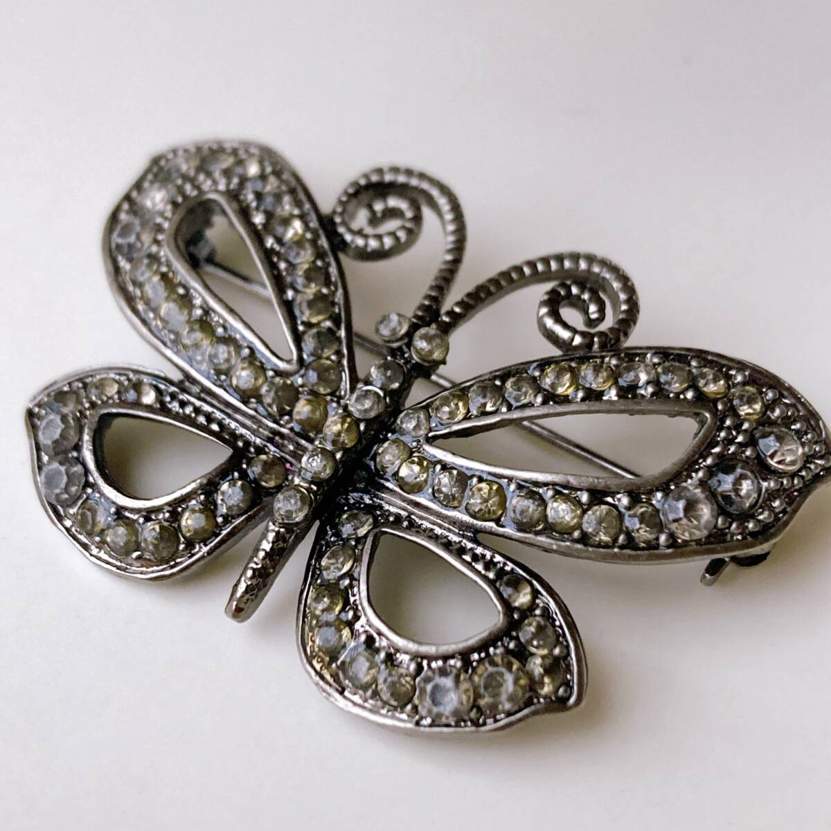 アンティークブローチ　バタフライ　蝶　ラインストーン　シルバー　銀古美　ヴィンテージ　☆vintage jewelry accessoriesR0504