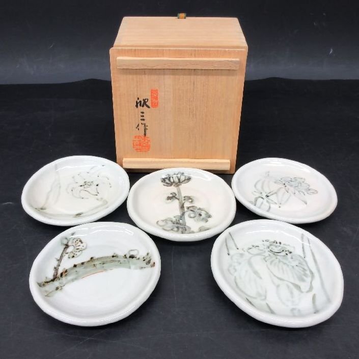 [ZEROnet] 岡本欣三 欣三作 倉敷天神窯 草花絵変わり銘々皿 5客 染付 小皿 飾皿 共箱 木箱 茶器 茶道具 和食器 ％H75-06