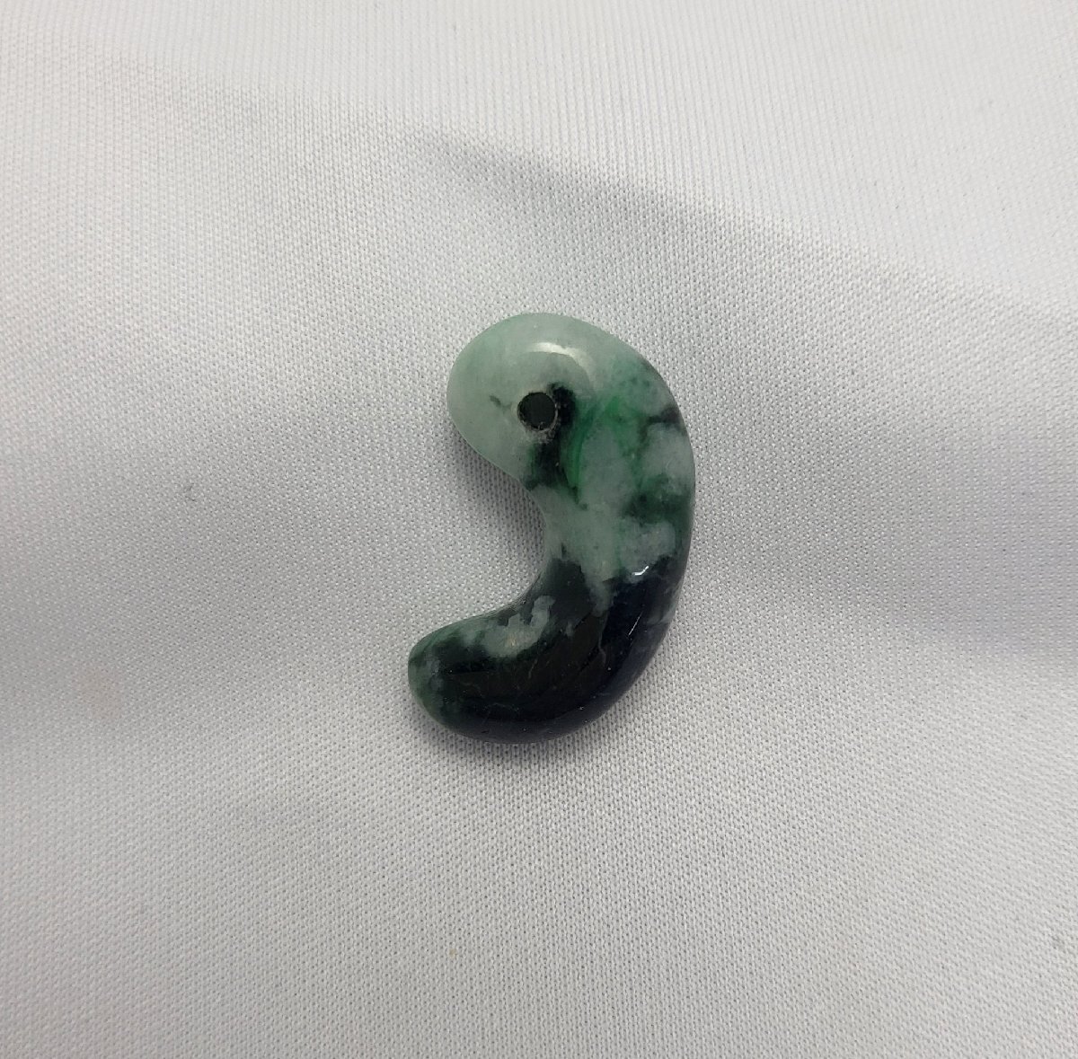 翡翠 （ひすい）勾玉 まがたま 24mm×14.5mm 　天然石 パワーストーン ミャンマー産 〈25〉