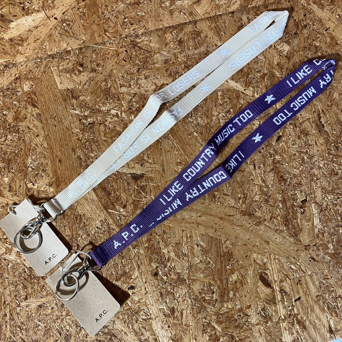 APC KEY CHAIN ネックストラップ 2本セット ベージュ FASHION IS FOR LOSERS バイオレット I LIKE COUNTRY MUSIC TOO