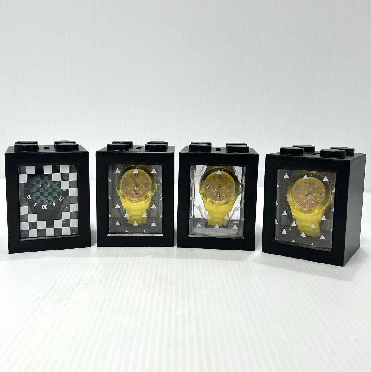 鬼滅の刃 リストウォッチ 4個セット 腕時計 竈門炭治郎 我妻善逸 未使用 動作未確認 ケース入り 貯金箱 シリコンバンド 【道楽札幌】