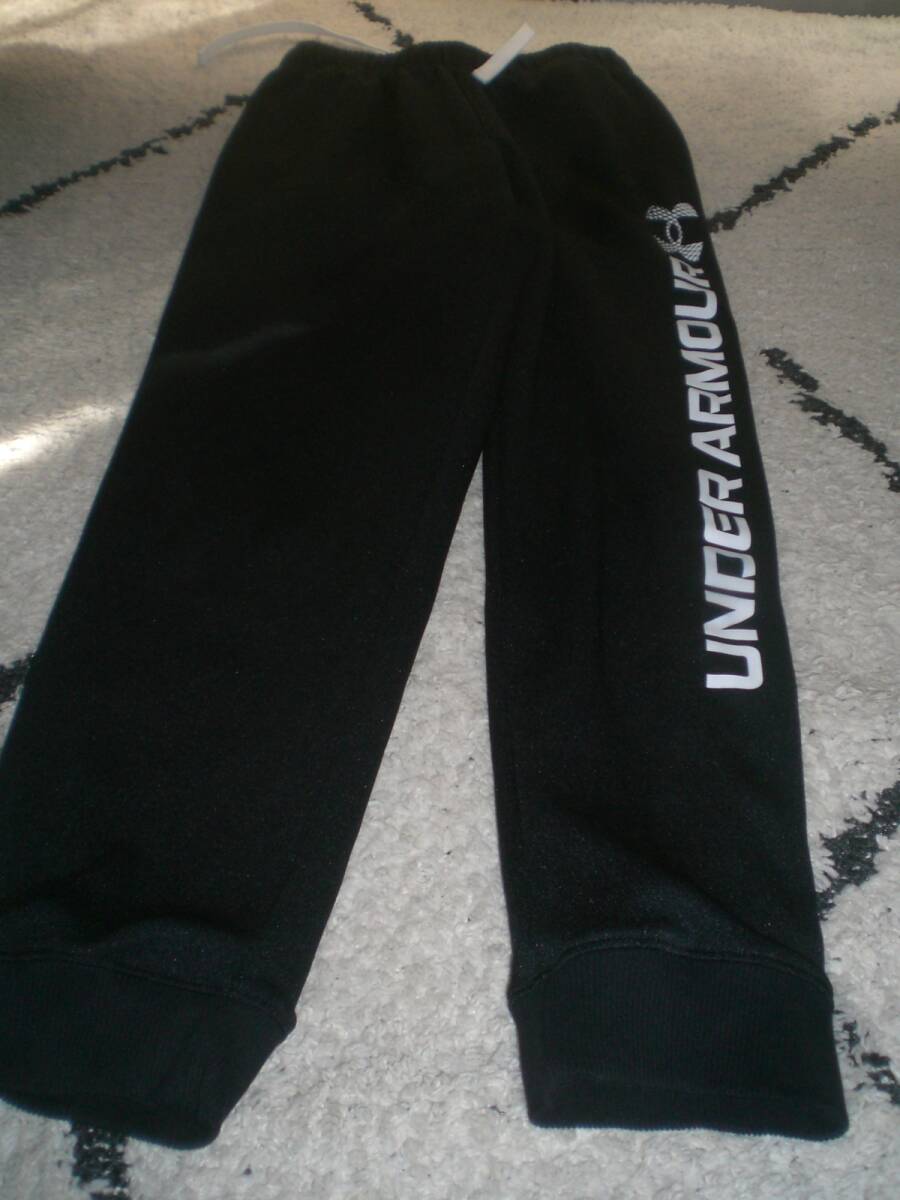 アンダーアーマーYL　YLG　150黒ジャージパンツ　記名あり