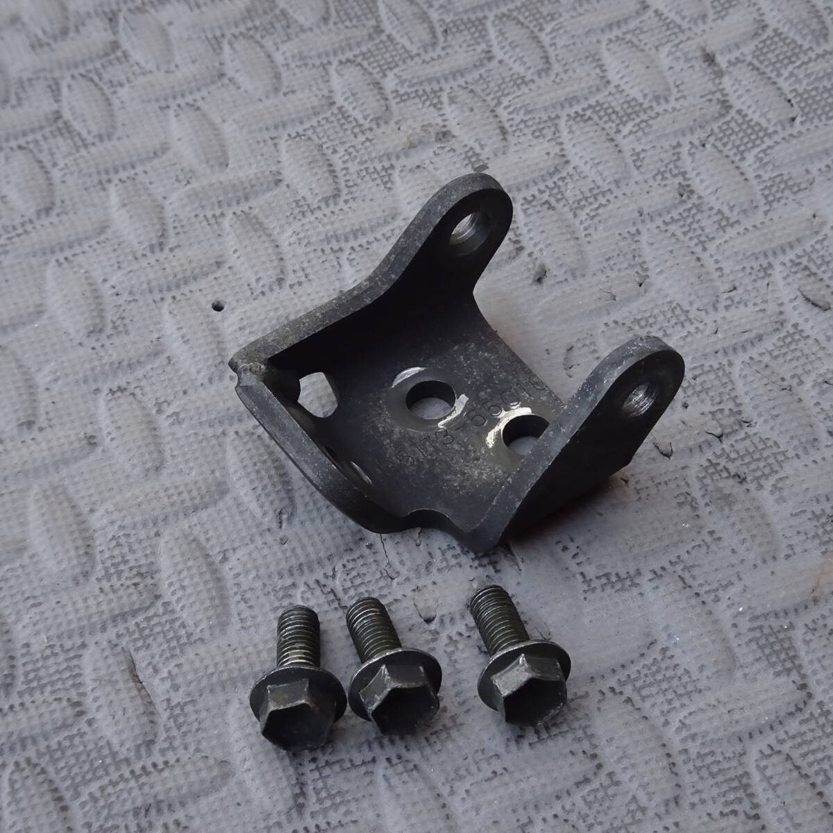 コンプレッサーブラケット　パワーステアリング　SUZUKI (スズキ) 純正部品 ジムニー　JA11　JA12　F6A　95113-55C10