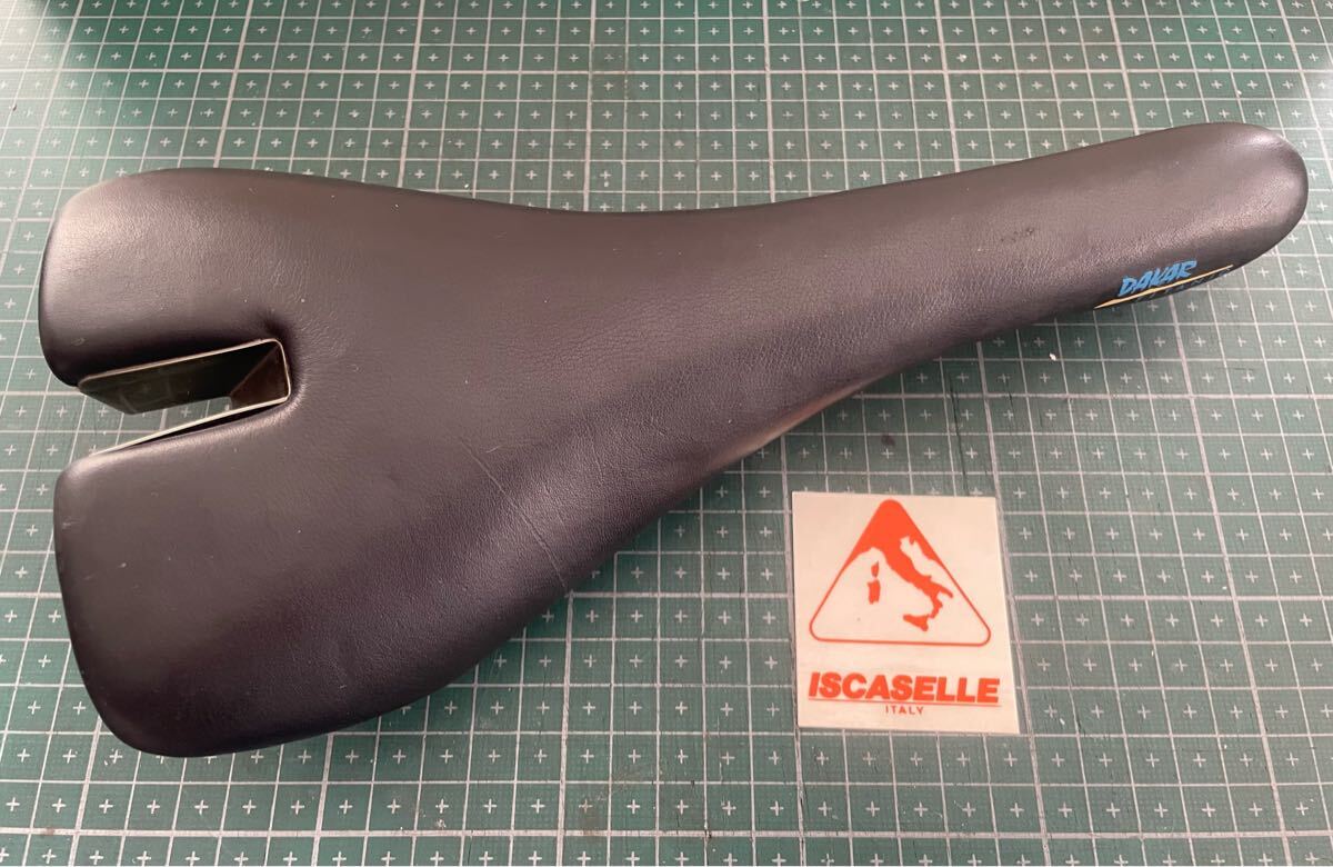 中古美品 ISCASELLE ITALY DAKAR TITANIO サドル 本革トップカバー チタンレール おまけステッカー付き　箱、説明書無し 消毒済み