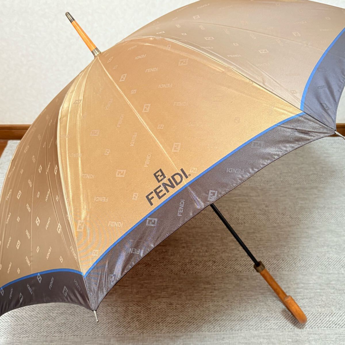美品　FENDI フェンディ　ズッカ柄　FF柄　文字ロゴ　 晴雨兼用長傘　シャンパンゴールド　希少デザイン　メンズ　紳士