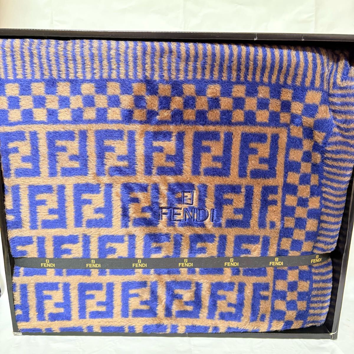美品未使用　FENDI フェンディ　シルク100%毛布　ズッカ柄　FF柄　140×200cm ネイビー×ブラウン　高級希少毛布　
