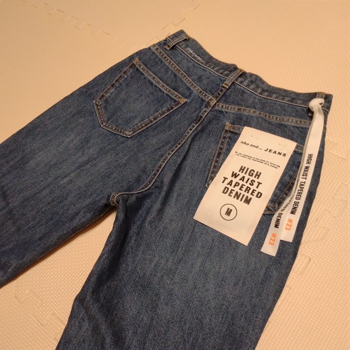 niko and... JEANS センタープレス テーパード ジーンズ ジーパン デニム ハイウエスト 未使用 タグ付き ニコアンド ブルー M