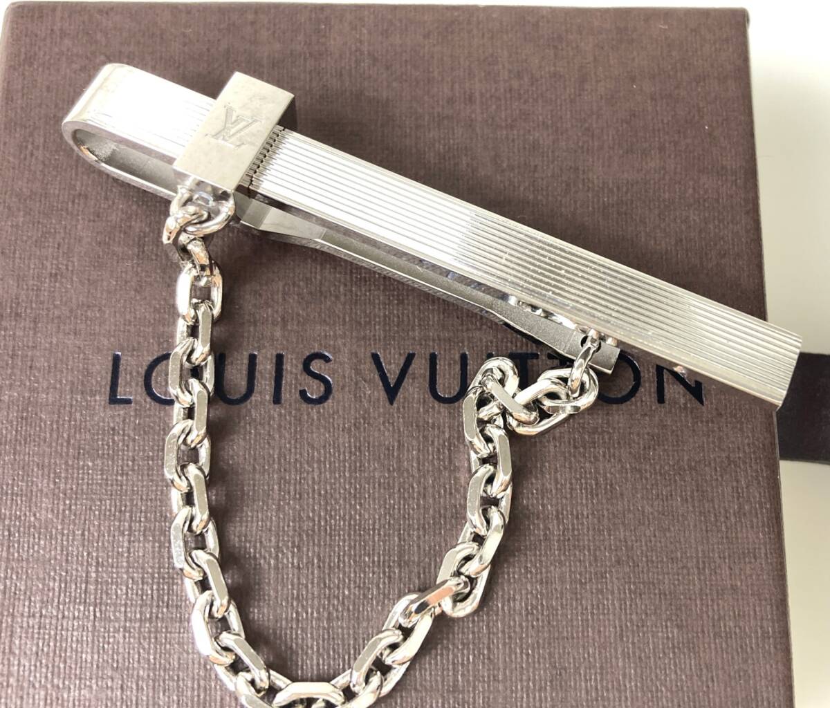 ルイ・ヴィトン　Louis Vuitton　LVロゴ　ネクタイピン　チェーン付き　ロゴスライド調節可能　シルバーカラー　YAS-6221