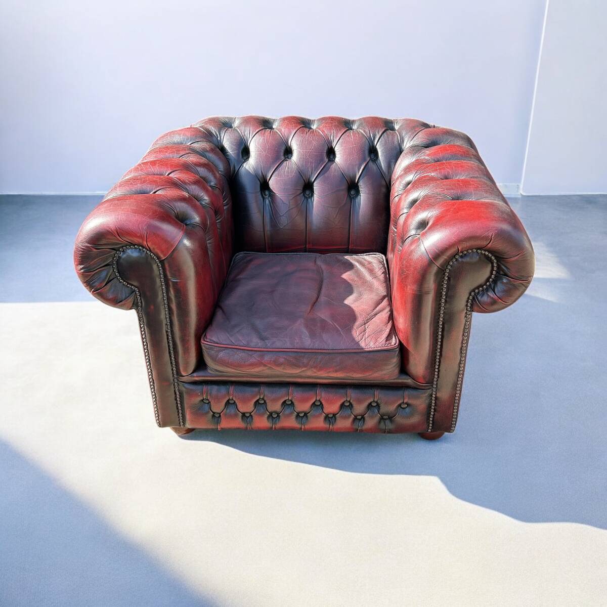 チェスターフィールド シングル ソファ 英国 アンティーク レッド 本革 レザー 重厚感 カフェ レトロ アンティーク ヴィンテージ