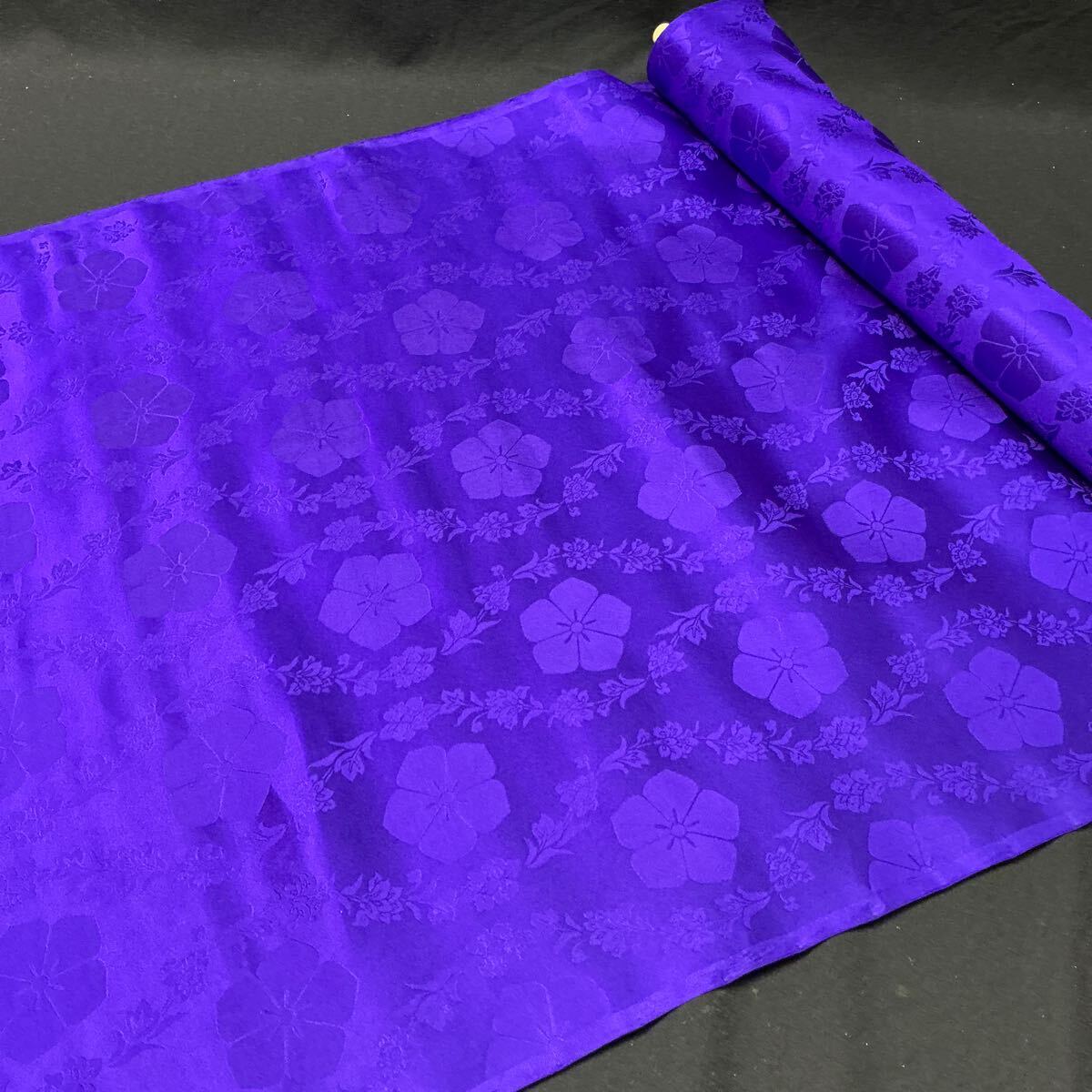 【L8B214】送無 反物 絹 紫色 地模様 桔梗紋 花紋 64cm 1300cm 織物 生地 端切 仏具 袈裟 能装束 座布団 衣装 表装 リメイク 