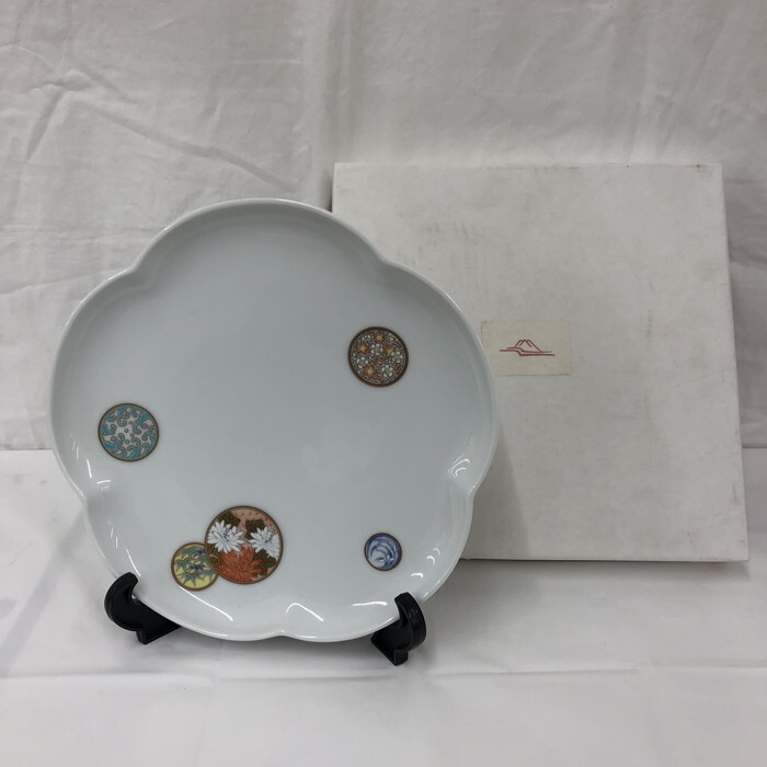 未使用 梅型八寸皿 深川製磁 寿赤絵 [jgg]