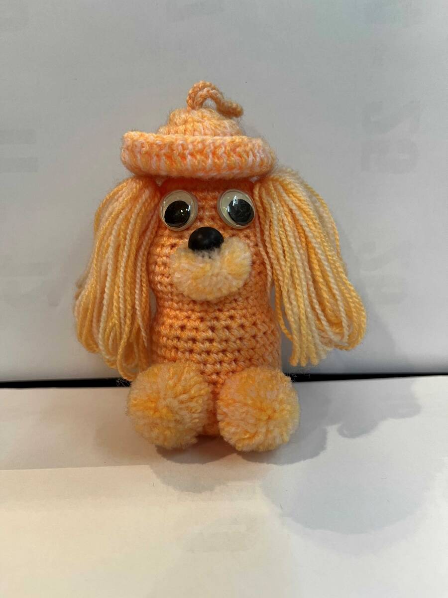 ハンドメイド品 ニット 編み物犬の置物 バッグなどにもつるせます ヤクルト容器が中に型として入ってます 中古 美品