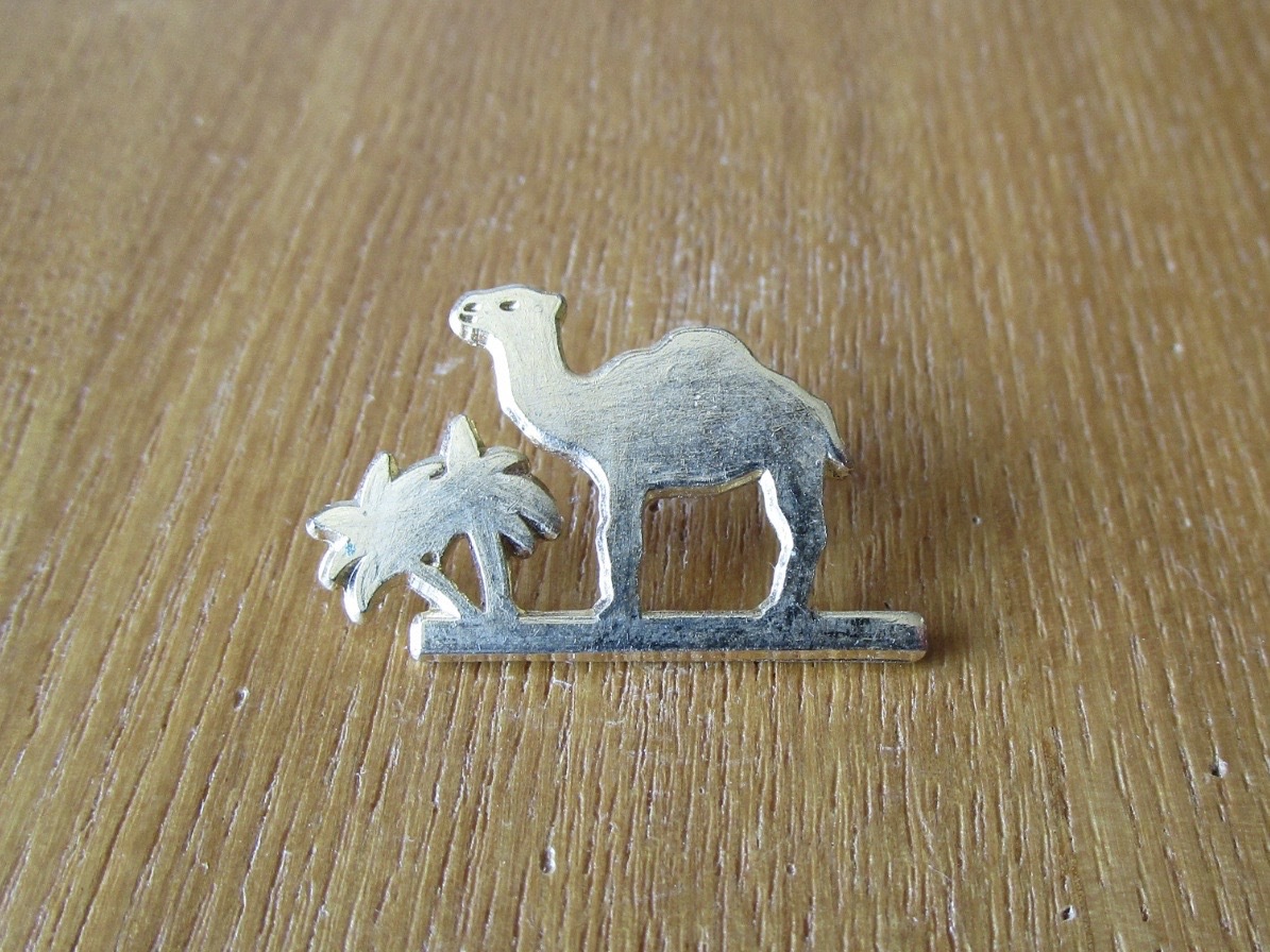 CAMEL キャメル 金色 ゴールド色 ラクダ 駱駝 エジプト 古い ピンバッジ： 当時物 ピンズ #D