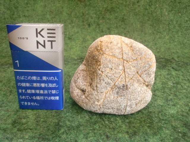 石　旧家に飾ってあった石　重さ807g　ひび割れ模様　高さ11㎝横10㎝奥行7,5㎝