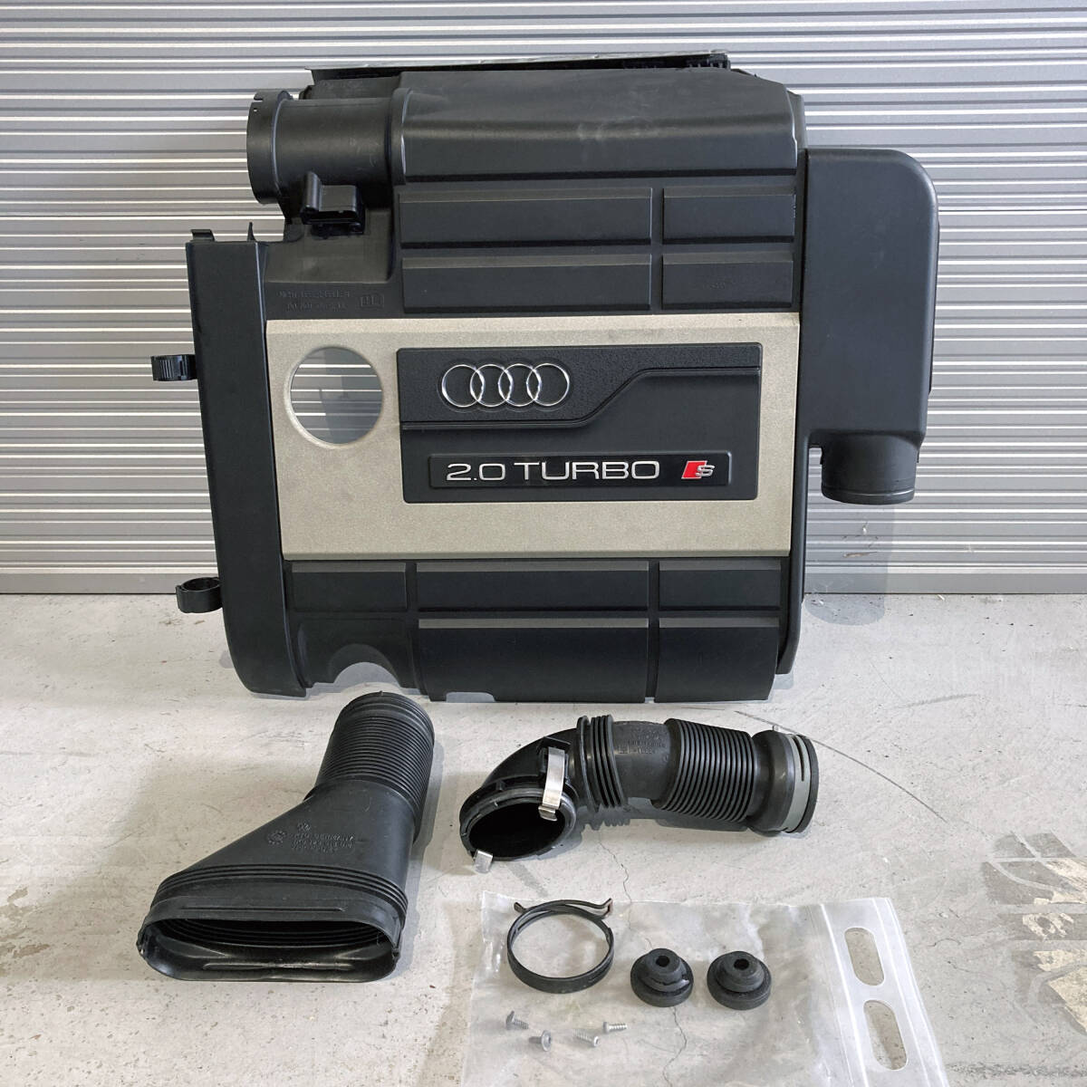 アウディ ８P S３ クワトロ 2.0 CDL エンジンカバー　06F 133 837 AG
