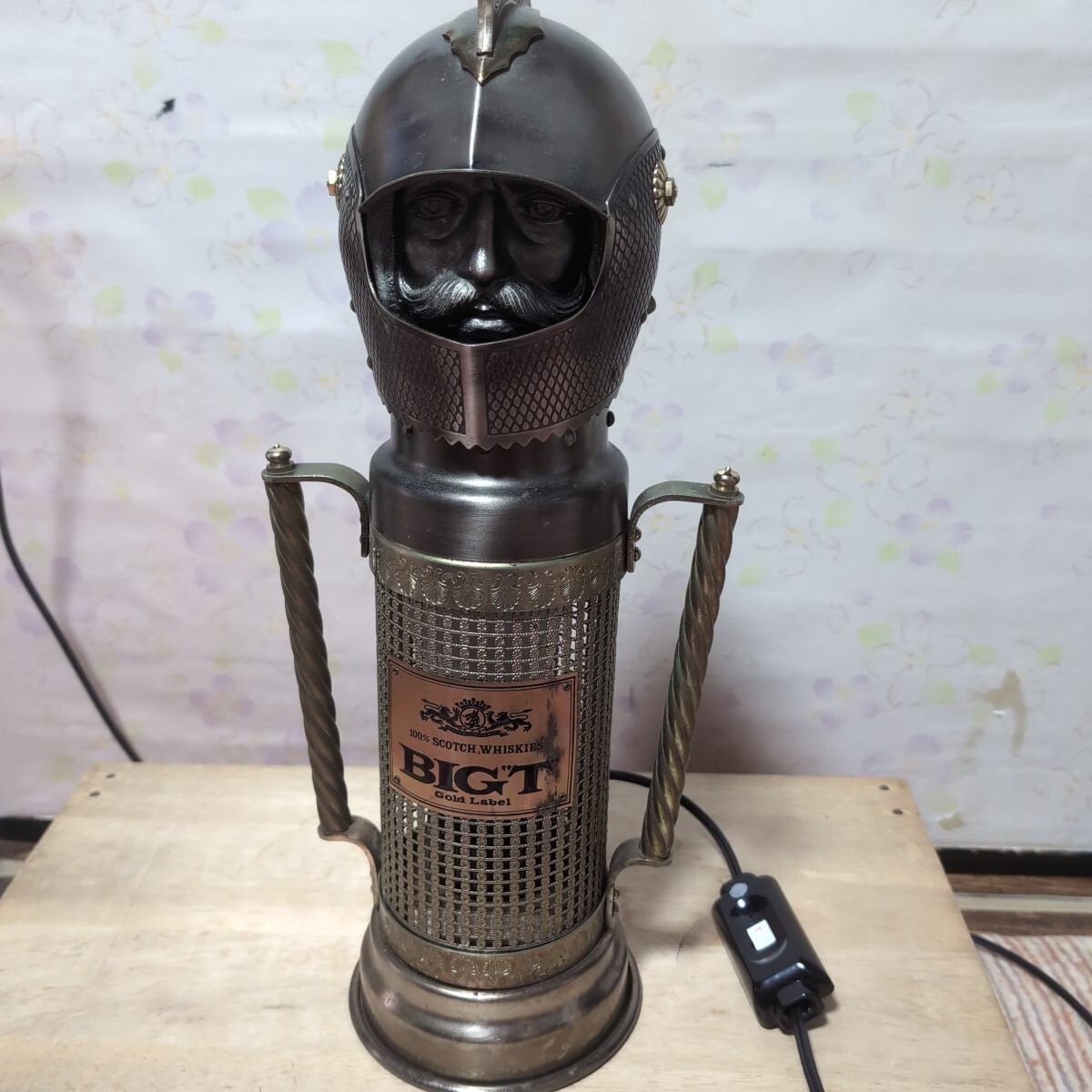 希少 ビンテージ 西洋 甲冑 鎧 兜 騎士 スコッチウイスキー ボトル アンティーク BIG T Gold Label オルゴール 間接照明 