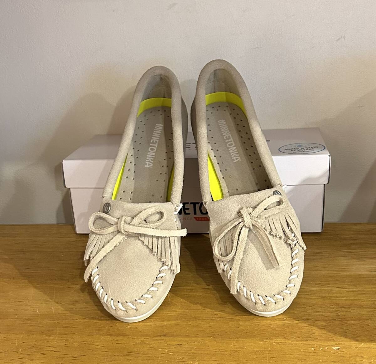 新品☆ミネトンカの高級スエード本革製のモカシン☆ベイジュ☆US7.5☆24.5㎝