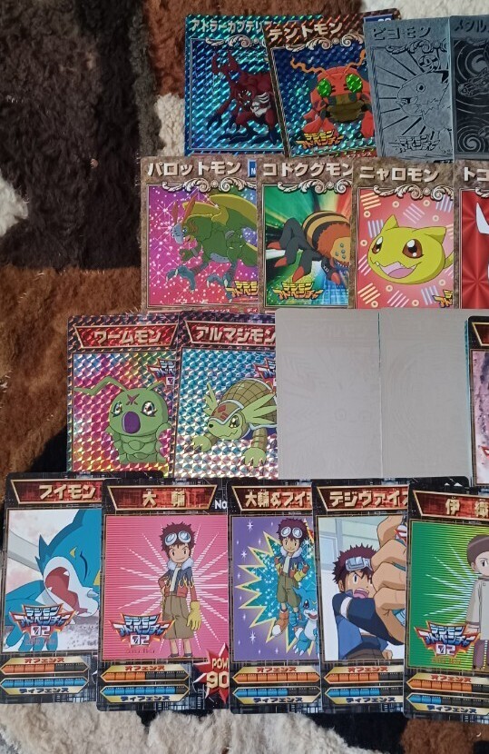デジモンカード(希少品)(厚紙キラカード、ノーマルカード多数)、(開封済み、シックレットクライシス1ボックス)とトレカファイル3冊です。