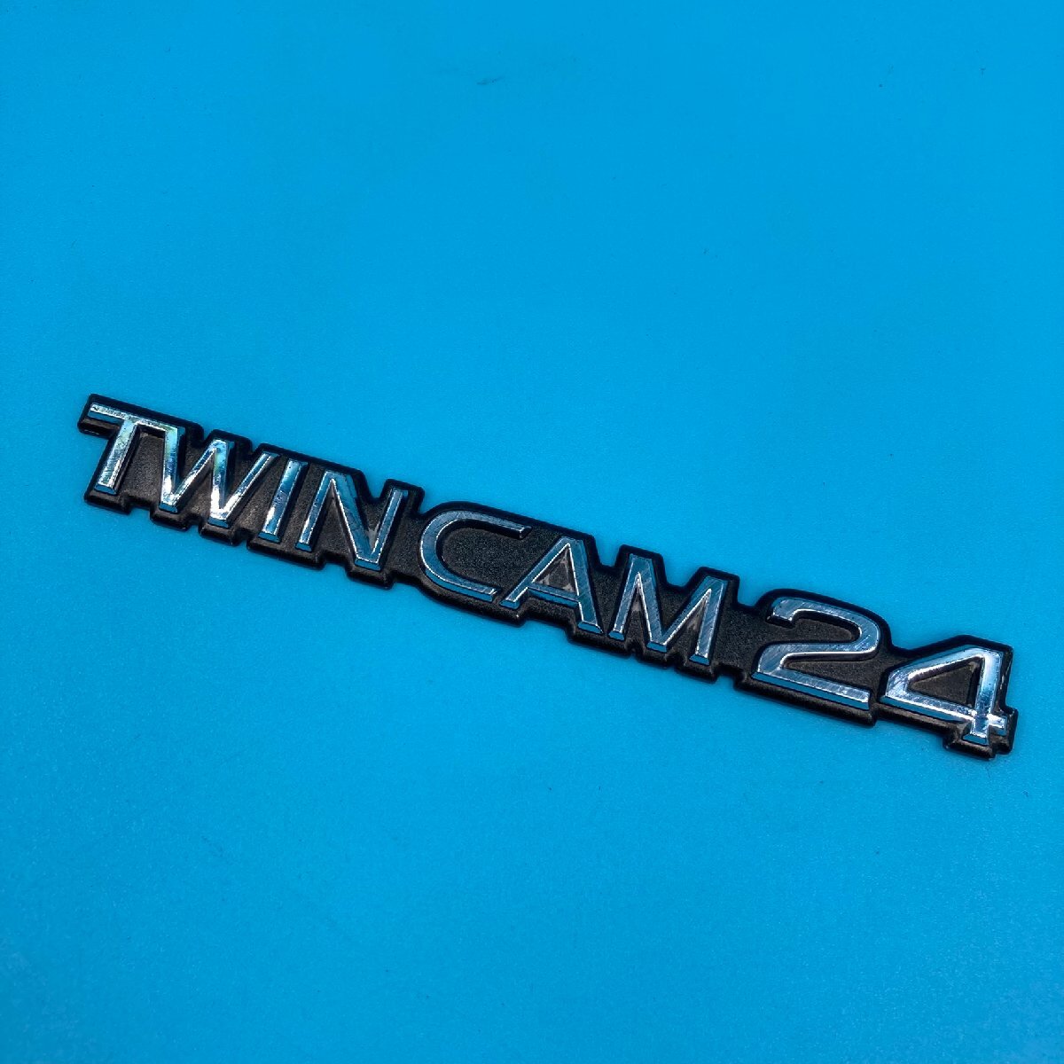 【17305P156】エンブレム ツインカム24 TWIN CAM 車種不明 トヨタ TOYOTA チェイサー? マークⅡ? クレスタ? ロゴ 旧車 レトロ コレクション