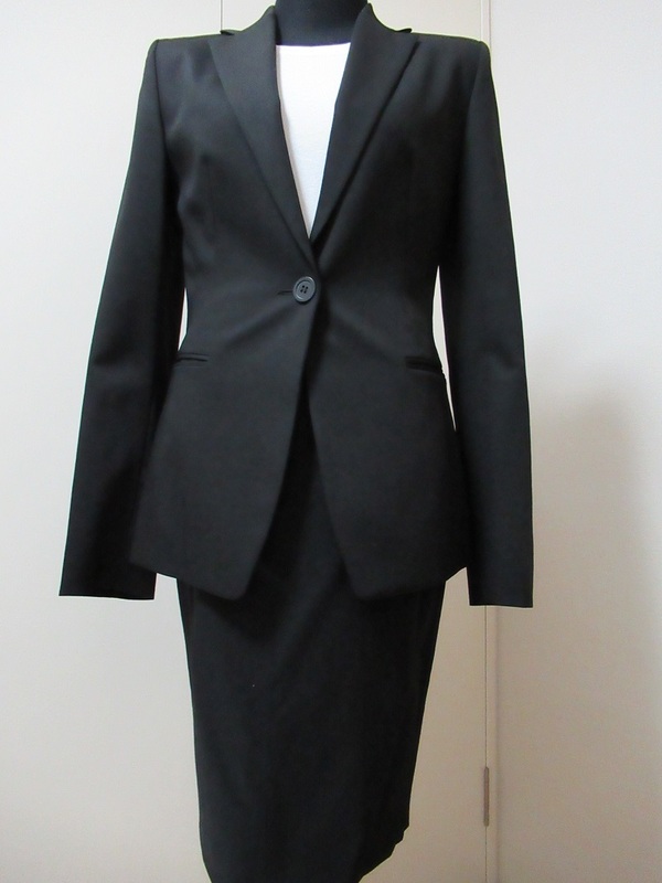 超美品！アンタイトルのサマーウール素材のジャケット１＆スカート０サイズ・黒・㈱ワールド・日本製・７号・５号