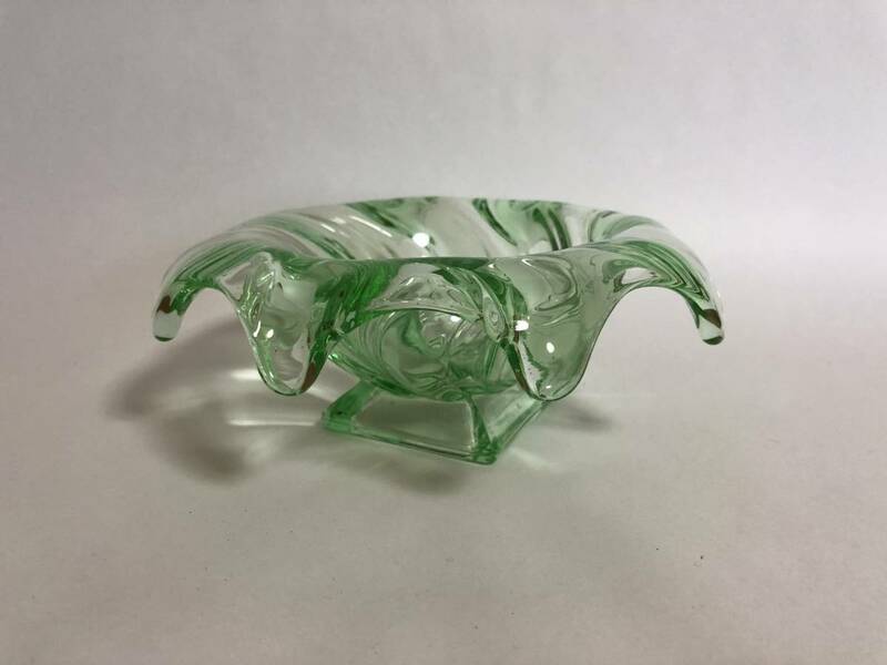 昭和レトロ　ガラス工芸　カサブランカ・百合の花型　鉢　コンポート　飾り鉢　グリーン色　ガラス鉢　