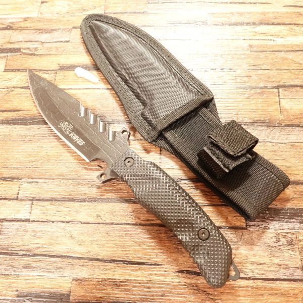 KNIVES シースナイフ 研ぎ済 ブラックコーティング 鞘付き キャンプ アウトドア ライオンヘッド ほぼ未使用保管品