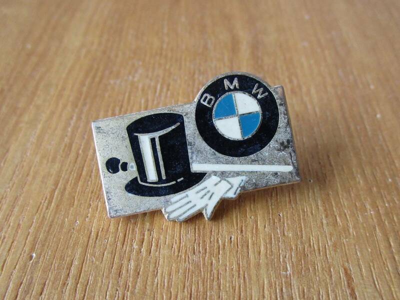 古いピンバッジ：BMW シルクハット 手品 マジック マジシャン 車 広告 ロゴ ピンズ C