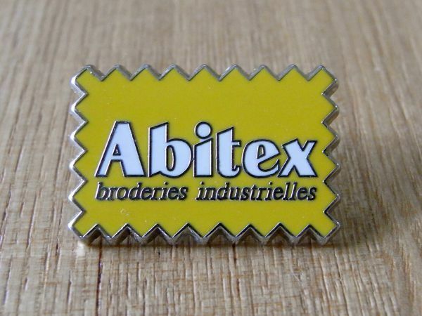 古いピンバッジ：Abitex（黄） 家具 ファブリック 広告 ピンズ #G