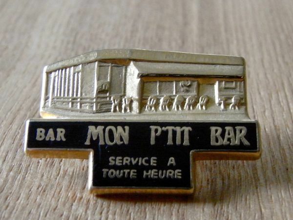 古いピンバッジ：MON PTIT BAR カフェ バー お店 建築 ピンズ #K