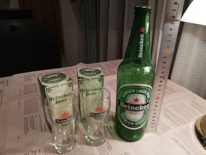 ハイネケン空き瓶とビールグラス
